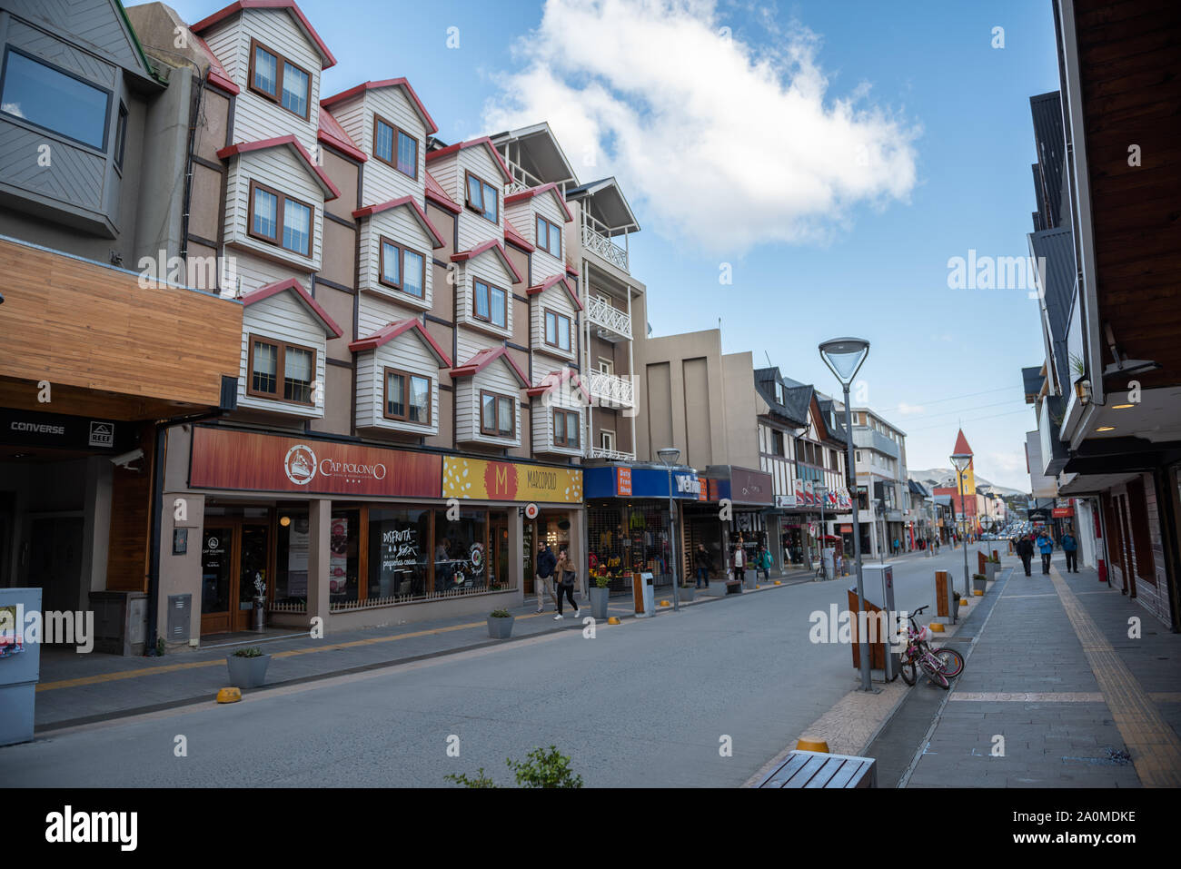 Ushuaia, Argentinien - 2. April 2012: Typische Architektur und der Hauptstraße in der Innenstadt. Stockfoto