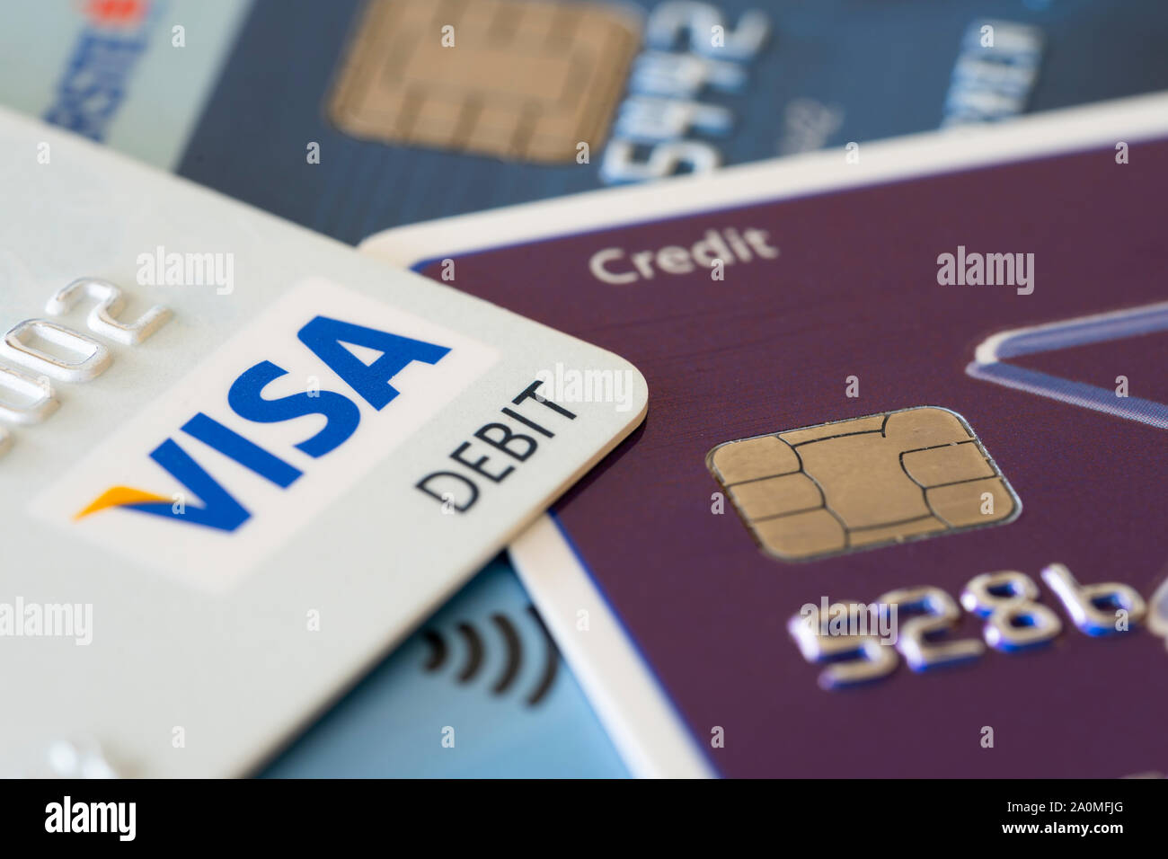 Debit Kreditkarten Visa und Mastercard, die Konzepte der Finanzen und  Schulden Stockfotografie - Alamy