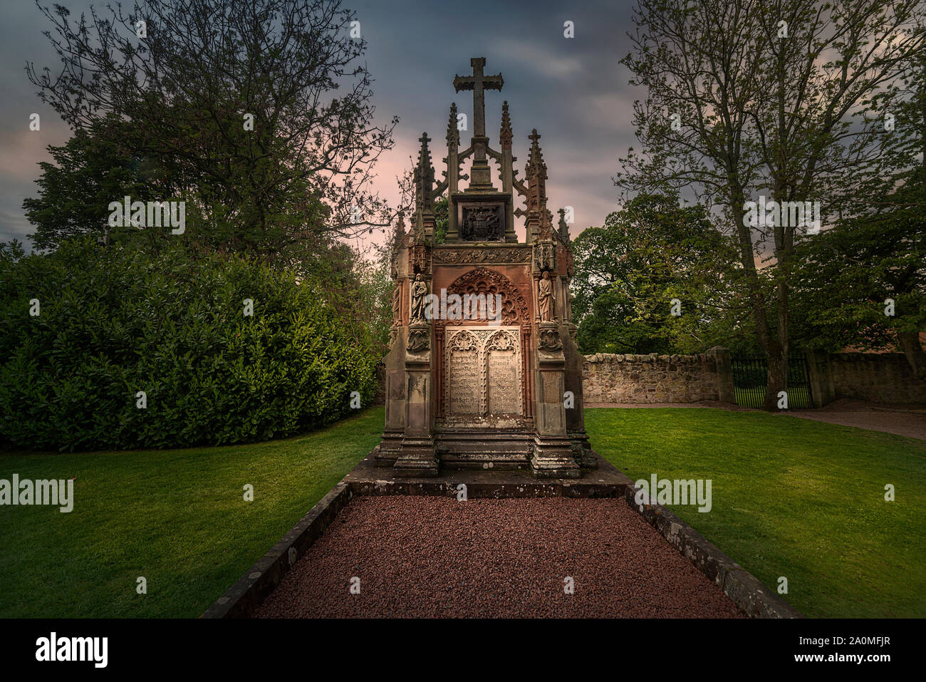 Grab auf die Rosslyn Chapel. Die Rosslyn Chapel ist eine gotische Kirche im Dorf Roslin, Midlothian, Schottland Stockfoto