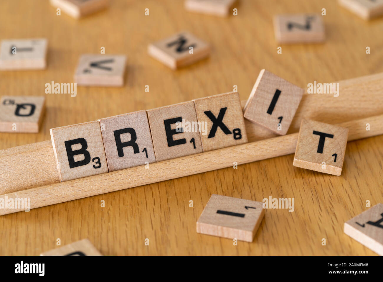 Scrabble Holz Buchstaben auf einem Rack Rechtschreibung das Wort Brexit Stockfoto