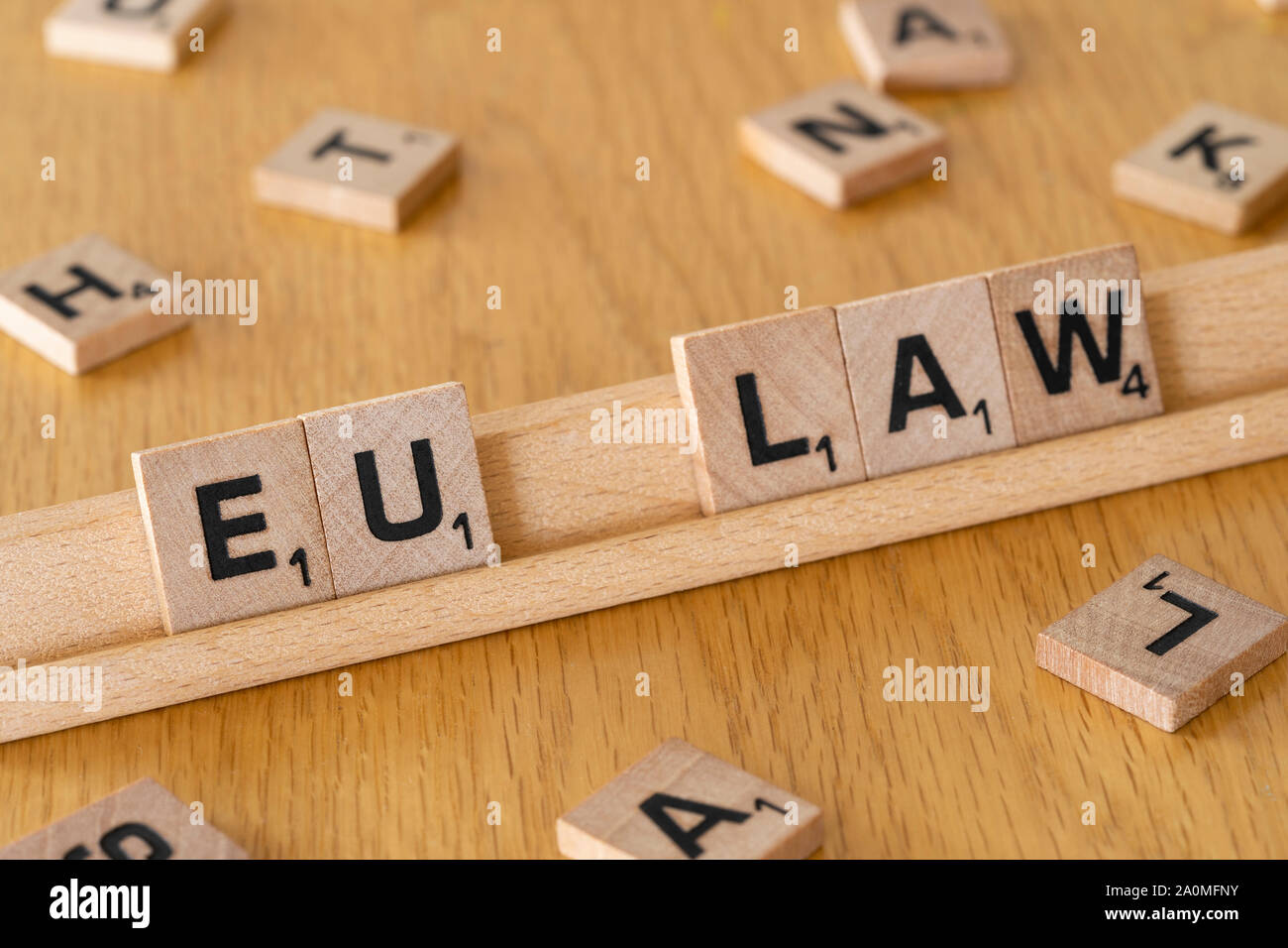 Holzbuchstaben auf einem Gestell, in denen die Worte EU-Recht geschrieben werden. Konzept: Bürokratischer Aufwand, Brexit, EMRK, EU-Recht, Anti-EU Stockfoto
