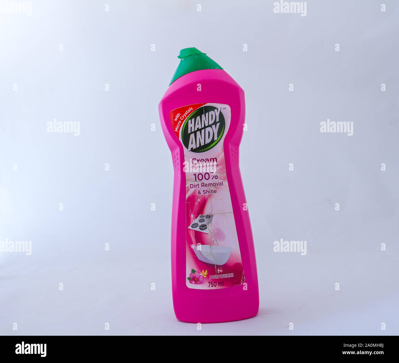 Alberton, Südafrika - eine Flasche Handy Andy inländischen Schmutzentfernung und Glanz Creme auf einem weißen Hintergrund Bild mit Kopie Raum isoliert Stockfoto