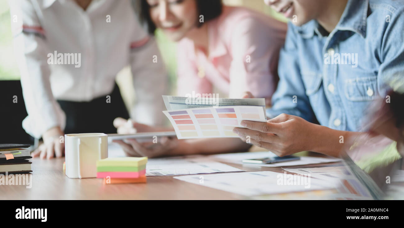 7/8-Ansicht von UI-Designer Hobeln der UX-Anwendungsentwicklung mit Teammitgliedern in modernen Arbeitsplatz Stockfoto