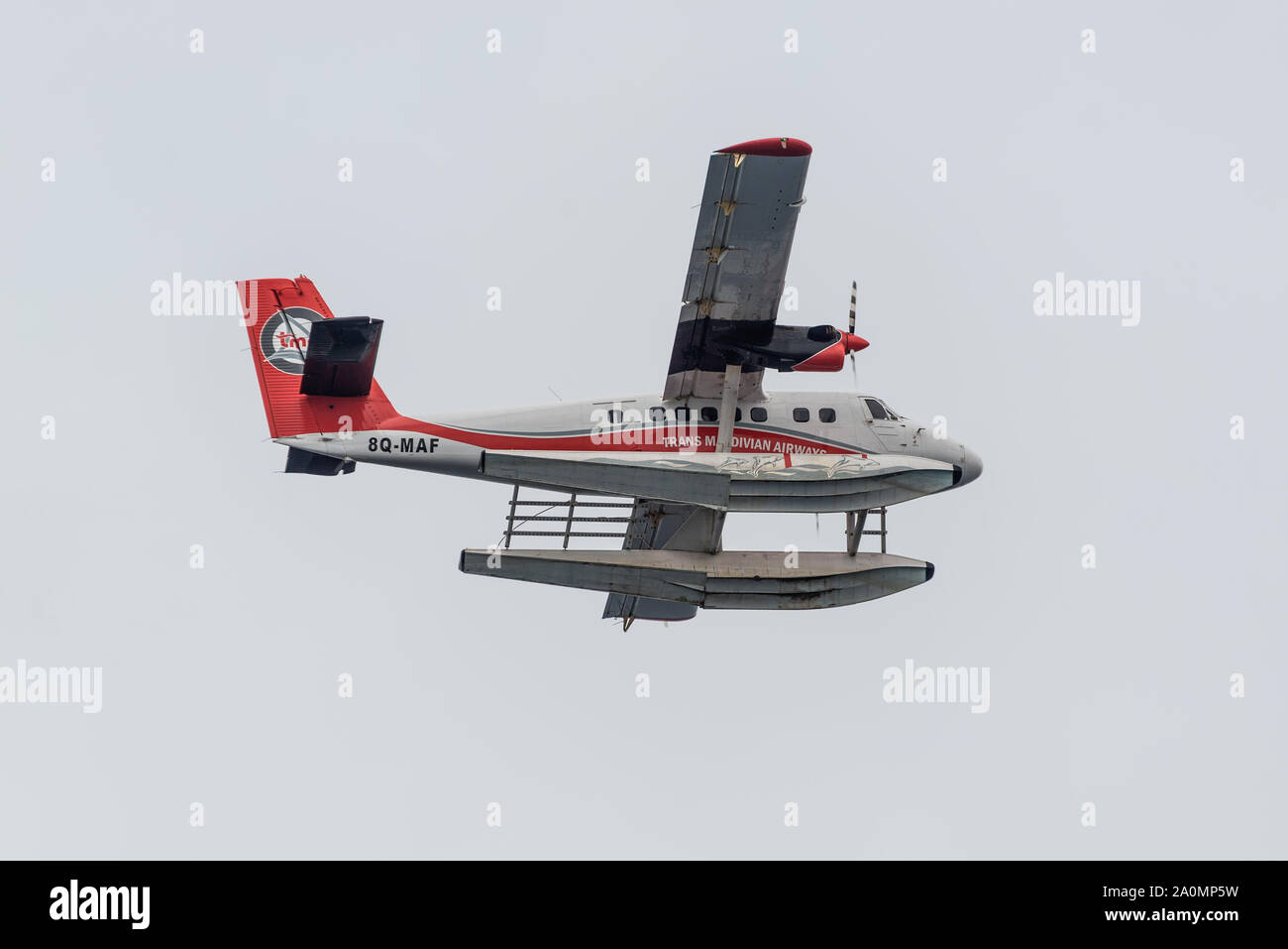 Male, Malediven - November 16, 2017: Maldivian Air Taxi Flugzeug De Havilland Canada DHC -6-300 Twin Otter der Trans Maldivian Airways fliegen in Clou Stockfoto