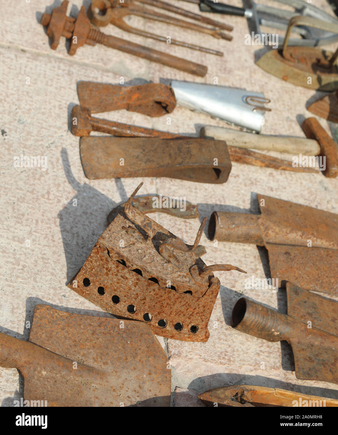 Viele alte verrostet Werkzeuge und Gegenstände zum Verkauf auf Flohmarkt Stockfoto