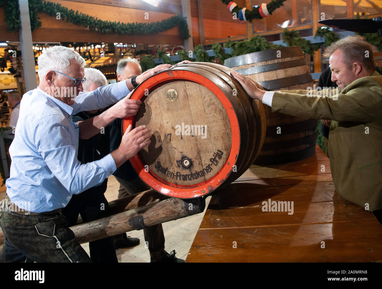 21. September 2019, Bayern, München: Beginn des Oktoberfestes. Mitarbeiter bringen die Barrel Bier, die durch den Oberbürgermeister der Stadt München um 12.00 Uhr für die Öffnung abgegriffen wird. Das größte Volksfest der Welt dauert bis zum 6. Oktober. Foto: Sven Hoppe/dpa Stockfoto