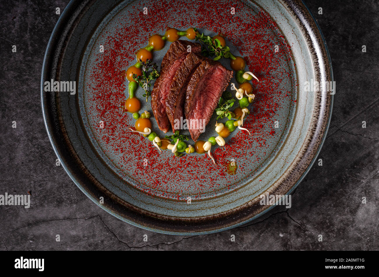 Lecker medium Steak auf dem Teller, schöne Foodstyling Stockfoto