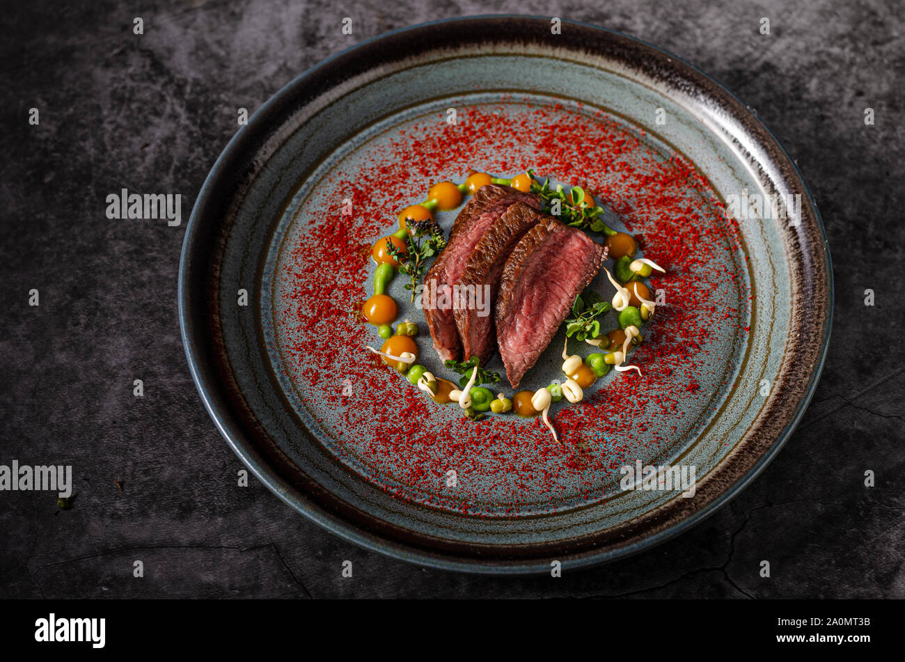 Lecker medium Steak auf dem Teller, schöne Foodstyling Stockfoto