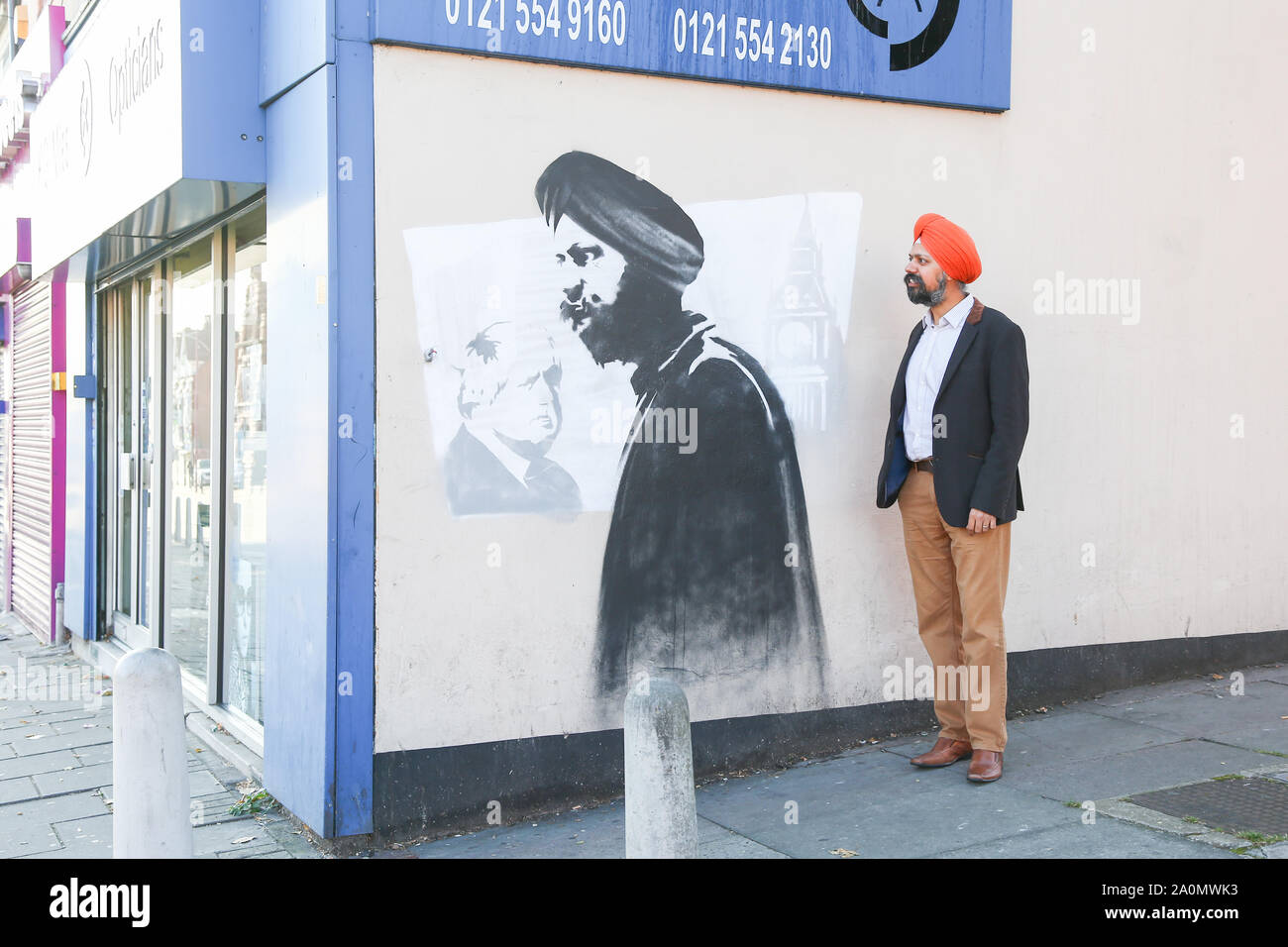 Tanmanjeet Singh Dhesi erscheint in einem Street Graffiti Wandbild, Soho Road, Handsworth, Birmingham, Großbritannien. Das wandbild zeigt die Auseinandersetzung Tan Dhesi mit PM Boris Johnson Sept. 2019 im Unterhaus hatte Stockfoto