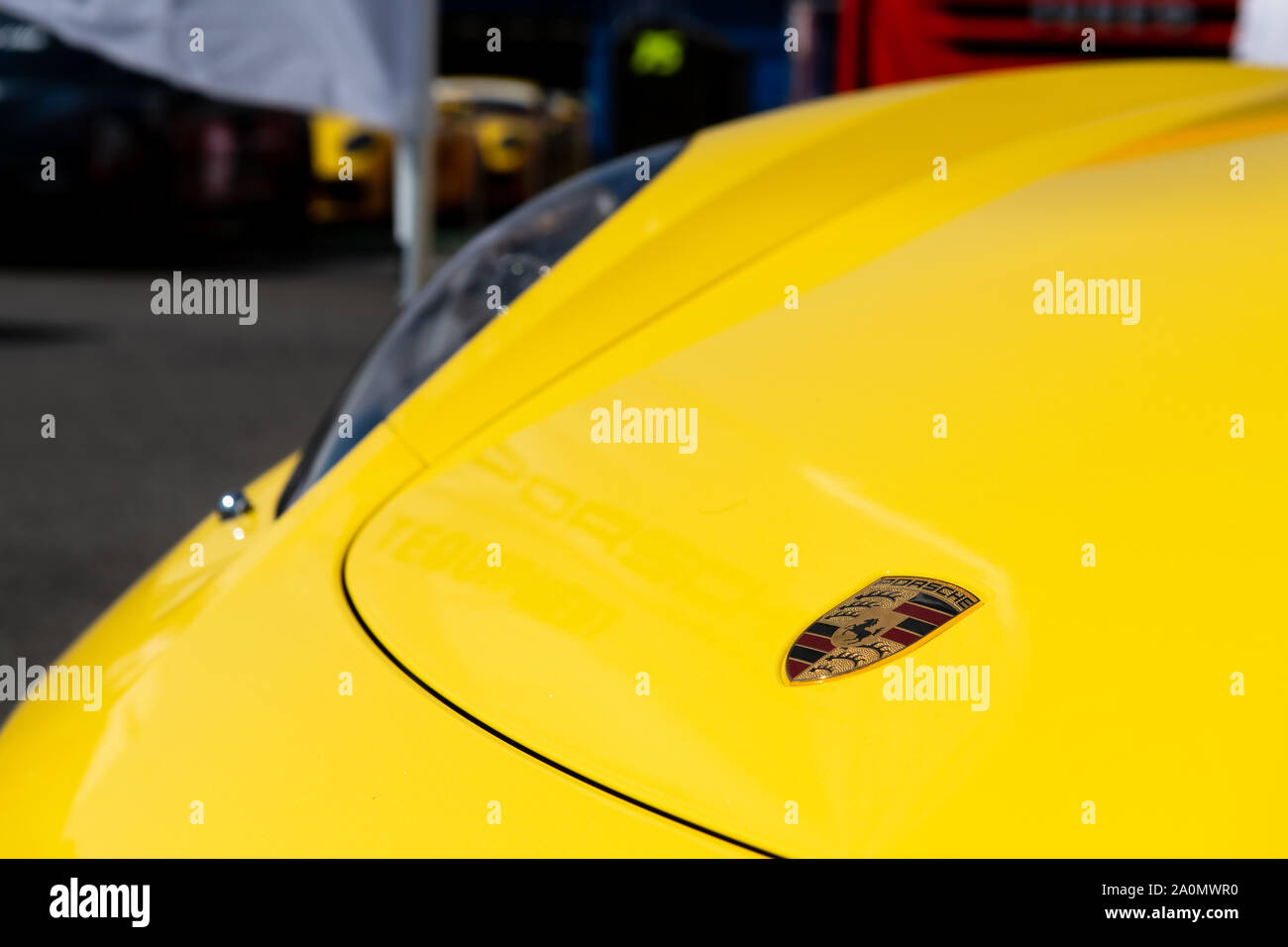 Vallelunga, Italien am 14. September 2019. Seitenansicht der Porsche Logo auf gelben Auto Motorhaube Fokus auf den Vordergrund Stockfoto