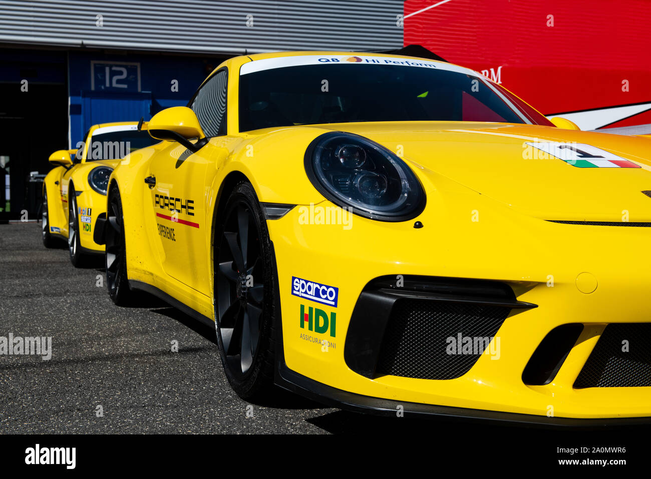 Vallelunga, Italien am 14. September 2019. Vorderansicht von zwei gelben Porsche Carrera im Außenbereich showroom Stockfoto