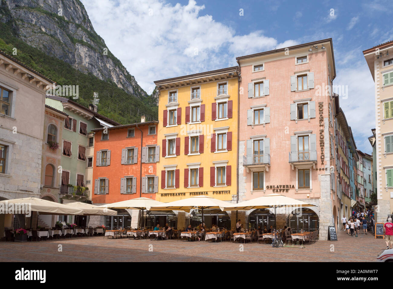 Buntes Haus Fronten in Riva del Garda, Trentino-Südtirol, Italien Stockfoto