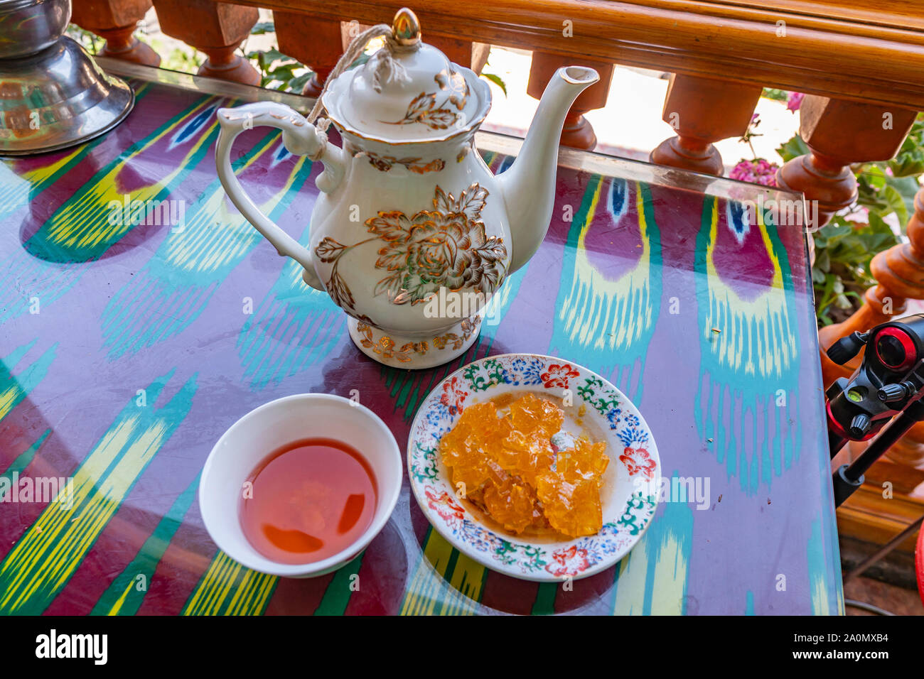 Kashgar berühmten 100 Jahre alten Teehaus mit Kaffee Topf Gelb Zucker und Schüssel auf einem sonnigen blauen Himmel Tag Stockfoto