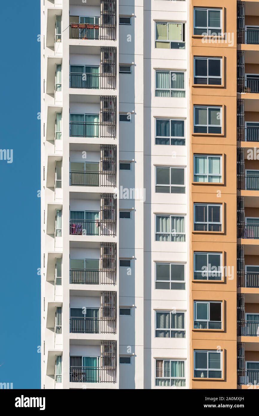 Hintergrund Textur von vielen Balkonen auf high-rise apartment Gebäude Stockfoto