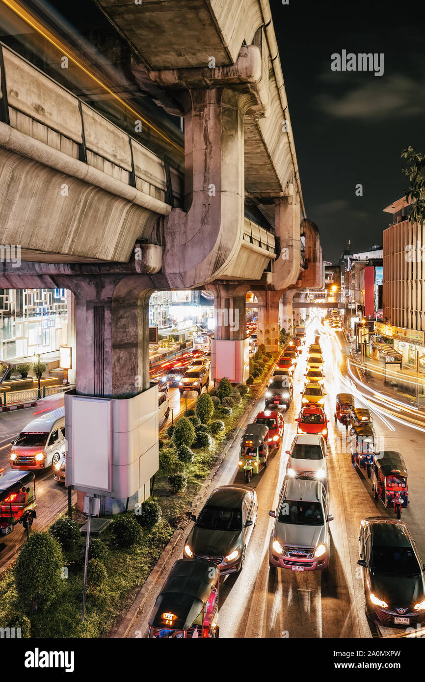 Verkehr auf Rama I Straße an der Kreuzung Pathumwan, Bangkok, Thailand Stockfoto