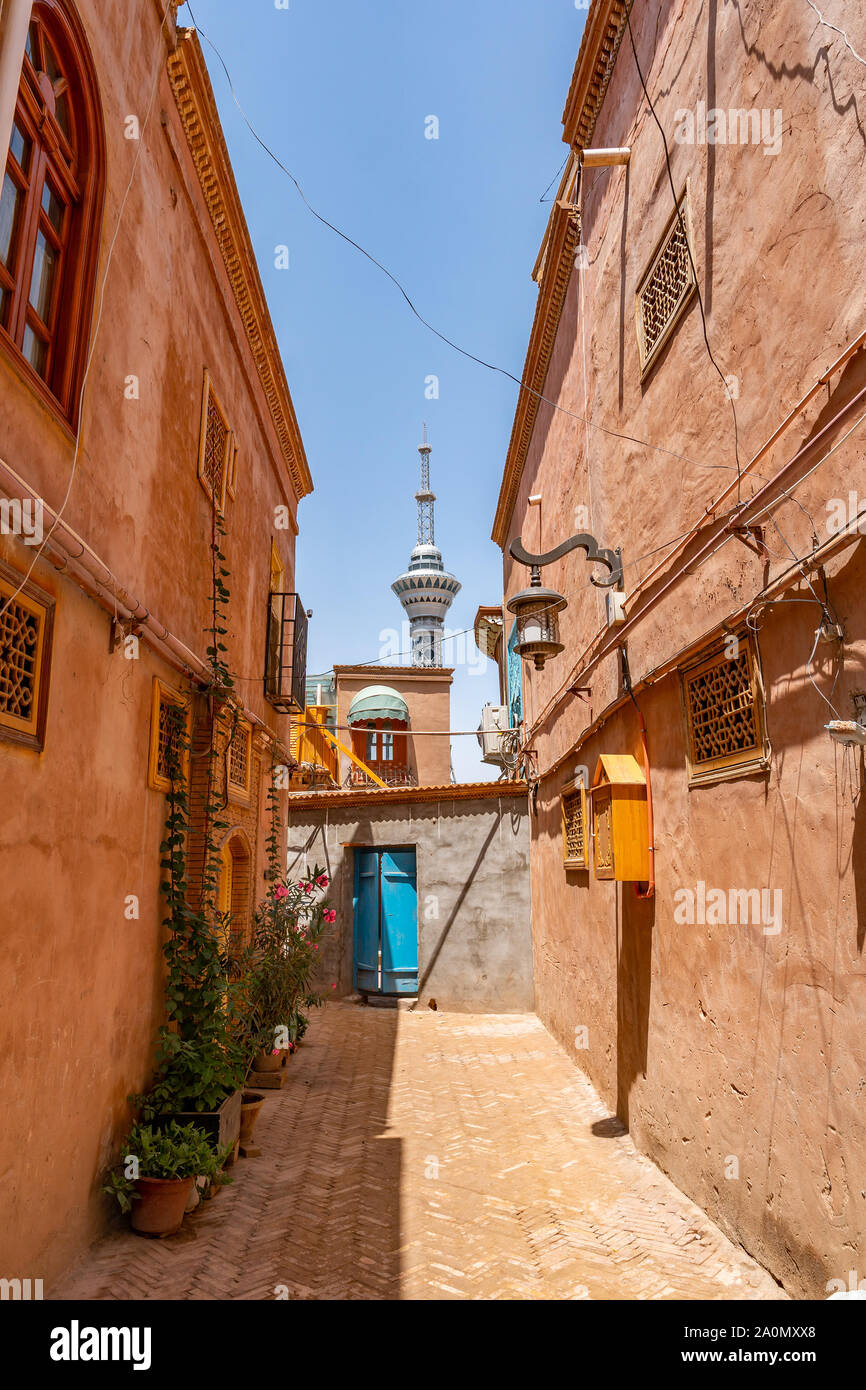Kashgar renovierte alte Stadt uigurischen Zentralasiatischen Architektur Gebäude an der Gasse mit dem Fernsehturm im Hintergrund auf einem sonnigen blauen Himmel Tag Stockfoto