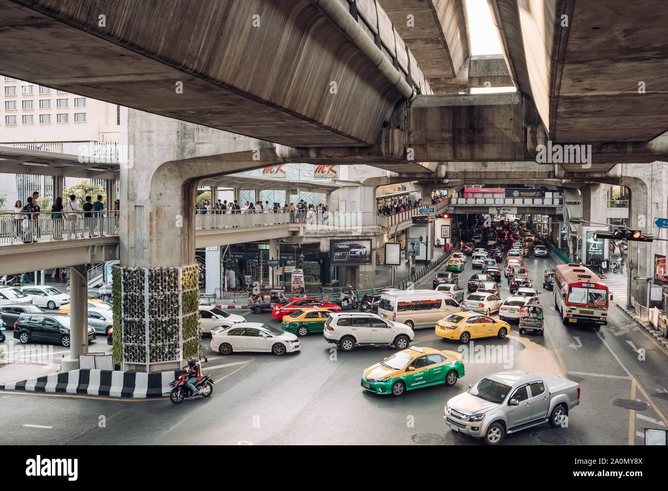 Verkehr auf Rama I Straße an der Kreuzung Pathumwan, Bangkok, Thailand Stockfoto