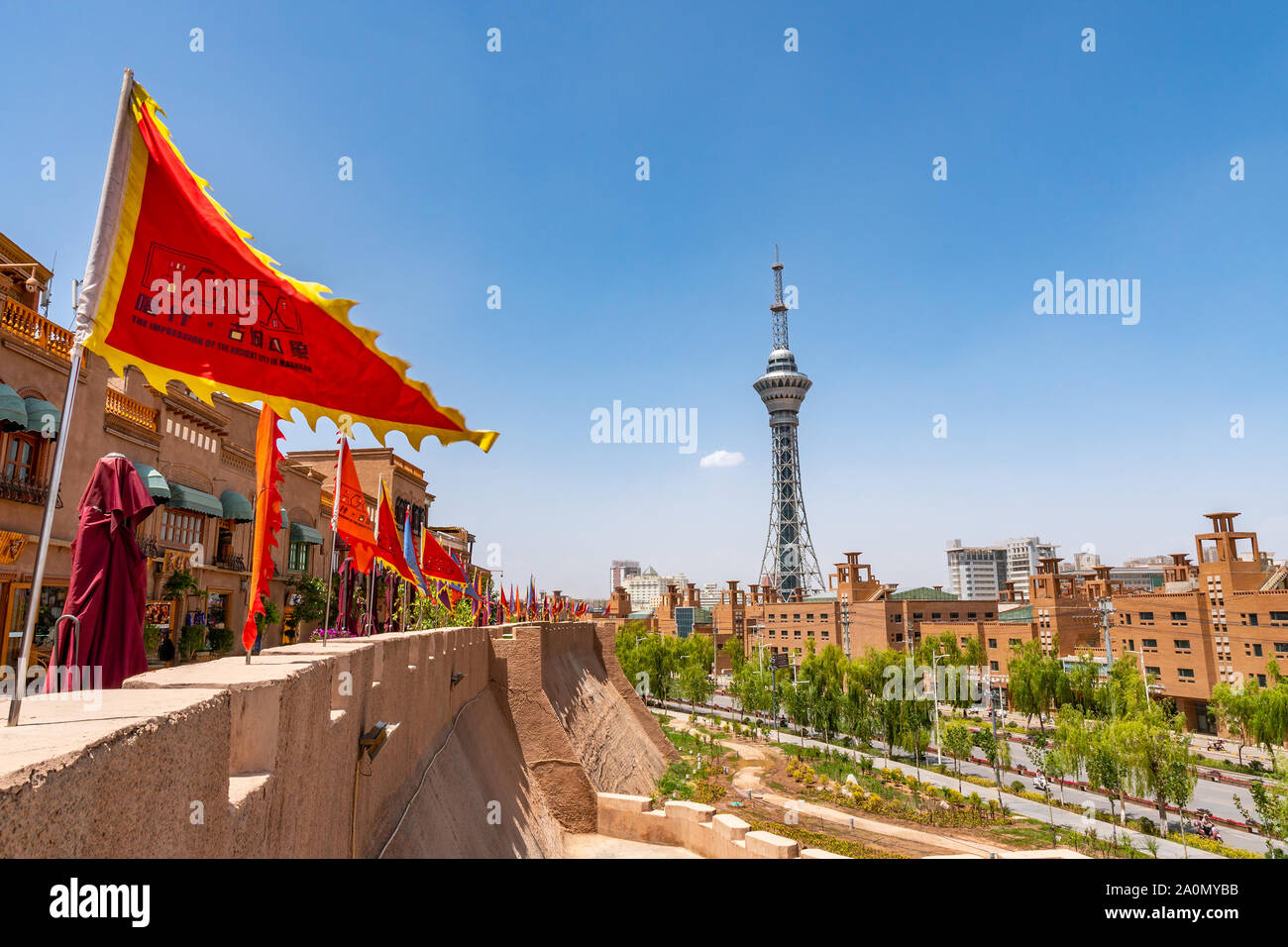 Kashgar renovierte alte Stadtmauer mit wehenden Fahnen und Blick auf Fernsehturm auf einem sonnigen blauen Himmel Tag Stockfoto