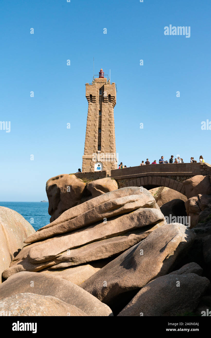 Perros-Guirec, Cotes-d-Rüstung/Frankreich - 21. August 2019: vertikale Ansicht von vielen Touristen, die die Phare de bedeuten Ruz Leuchtturm auf dem Granit Küste Stockfoto