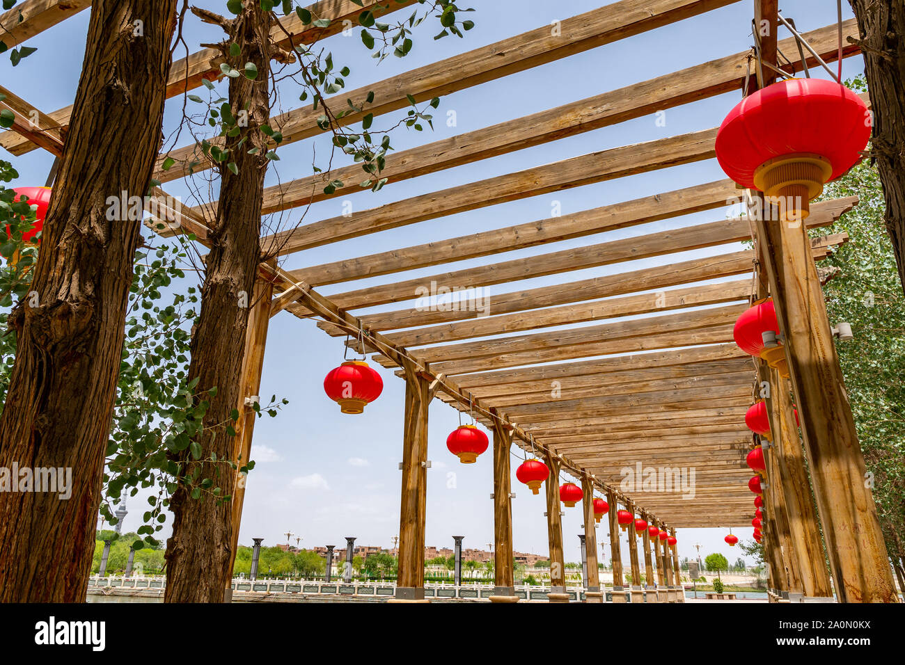 Kashgar Donghu Park mit Holzterrasse See und roten Lampions Anzeigen sonnigen blauen Himmel Tag Stockfoto
