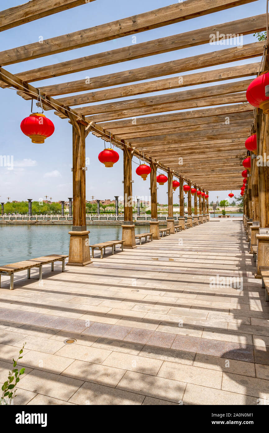 Kashgar Donghu Park mit Holzterrasse See und roten Lampions Anzeigen sonnigen blauen Himmel Tag Stockfoto