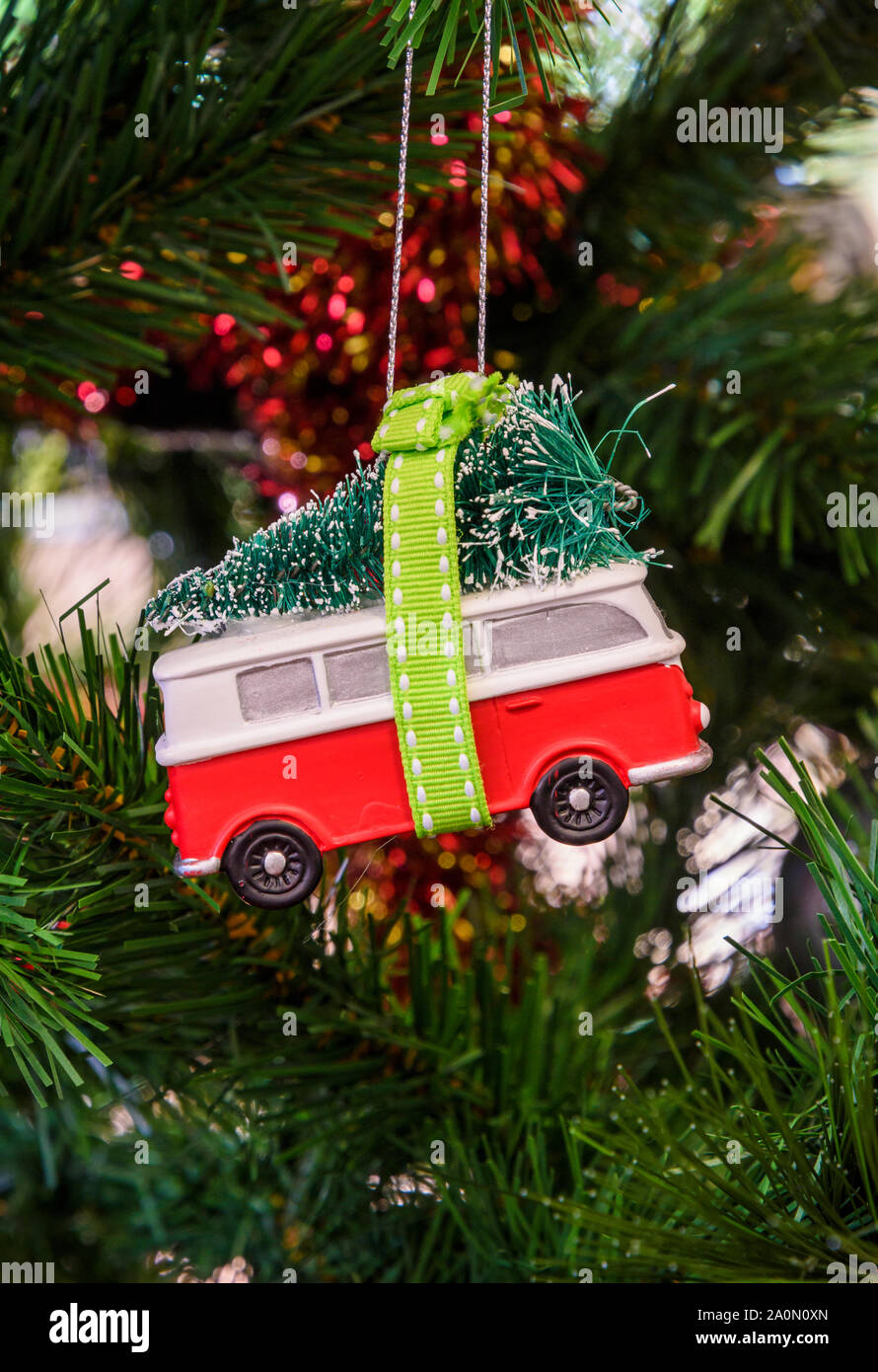 Auto Weihnachten Dekoration hängen am Weihnachtsbaum Stockfoto