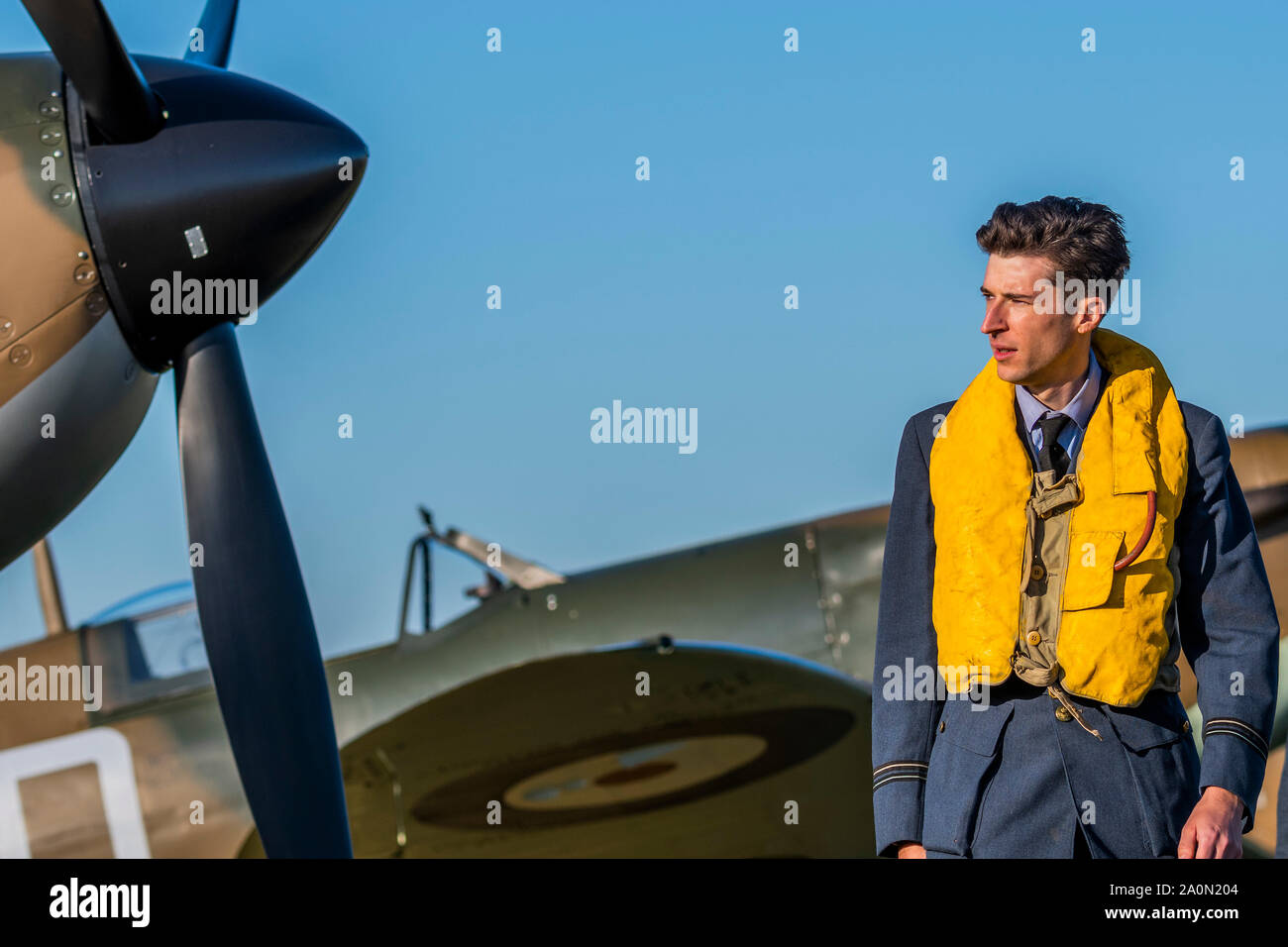 Duxford, England. 21. Sep 2019. Der Geist von Großbritannien, lebendige Geschichte Gruppe verkleidet als RAF-Piloten und die Women's Auxiliary Air Force auf dem Flug Linie - Duxford die Schlacht um England Air Show im Imperial War Museum. Auch zum Gedenken an den 50. Jahrestag der Schlacht von Großbritannien 1969 Film. Es läuft am Samstag, 21. und Sonntag, 22. September 2019 Credit: Guy Bell/Alamy leben Nachrichten Stockfoto