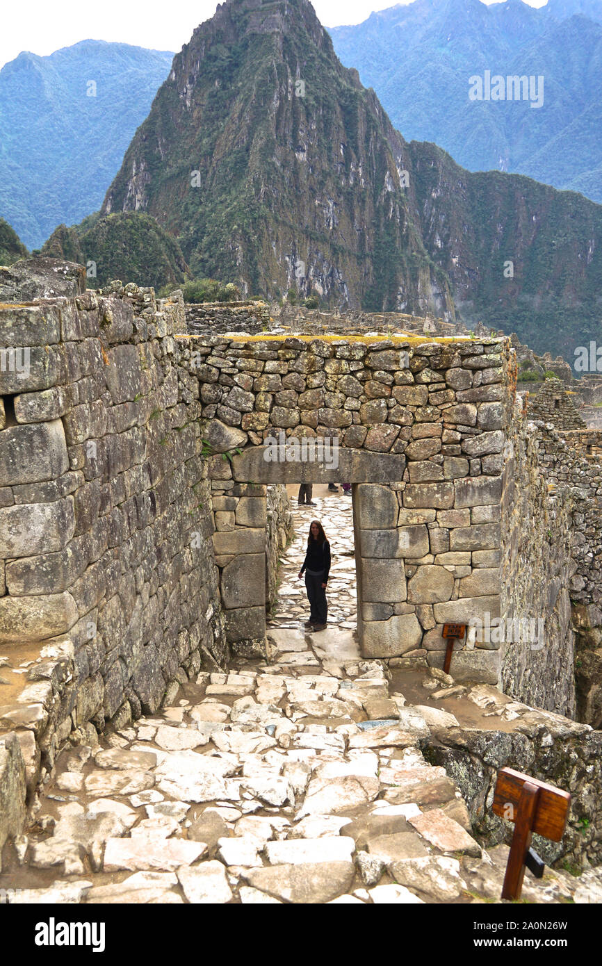 Machu Picchu ist ein Inka Zitadelle hoch in den Anden in Peru, über dem Fluss Urubamba Tal. Im 15. Jahrhundert erbaut und später aufgegeben, es ist für seine elegante Trockenmauern, dass Sicherung riesige Blöcke ohne die Verwendung von Mörtel, faszinierende Gebäude, die auf astronomische Ausrichtungen und Panoramablick spielen bekannt. Seine genaue ehemalige Nutzung bleibt ein Geheimnis. Es steht 7,970 Fuß (2.430 Meter) über dem Meeresspiegel am Osthang der Anden Stockfoto