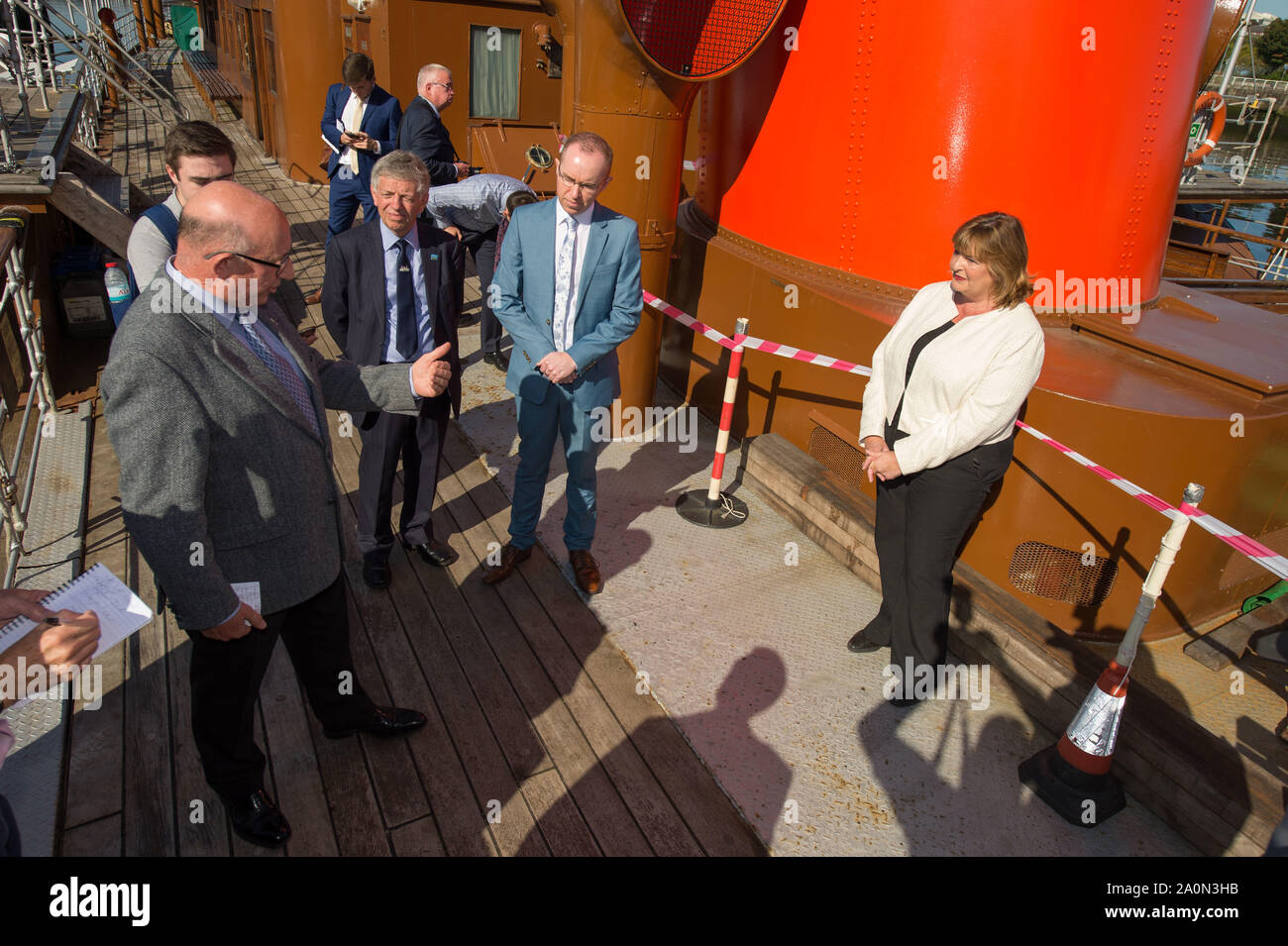 Glasgow, UK. 21. September 2019. Im Bild: (L-R) Dr. Cameron Marshall; Deryk Docherty; Paul Semple; Fiona Hyslop MSP. Der letzte See Raddampfer der Welt erhalten £ 1 Mio. der schottischen Regierung für die Finanzierung zu helfen, Sie segeln wieder, Kultur Sekretärin Fiona Hyslop verkündet hat. Das Waverley Raddampfer in Betrieb Seit über 70 Jahren ist, den Transport von Millionen von Passagieren zu einer Vielzahl von Standorten in ganz Großbritannien, sondern ist zurzeit außer Betrieb und dringend erfordert neue Kessel. Credit: Colin Fisher/Alamy Leben Nachrichten. Stockfoto