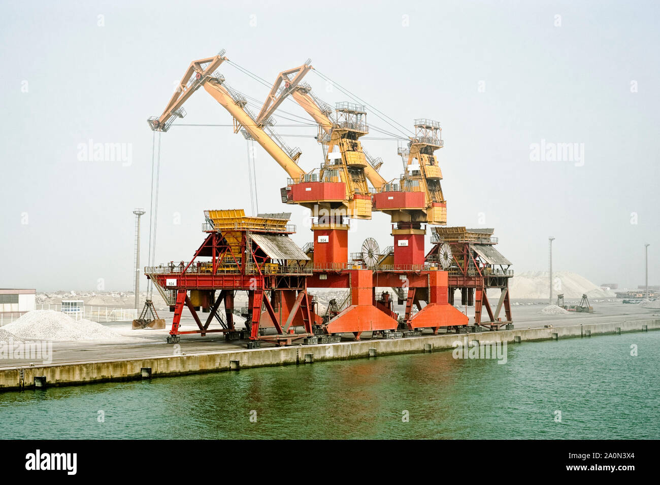 Krane in Calais Hafen Docks, Frankreich Stockfoto
