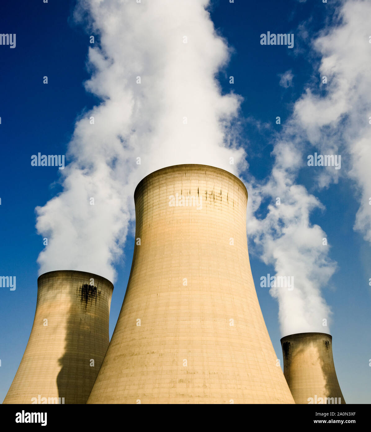 Kühltürme in einem UK power station Stockfoto