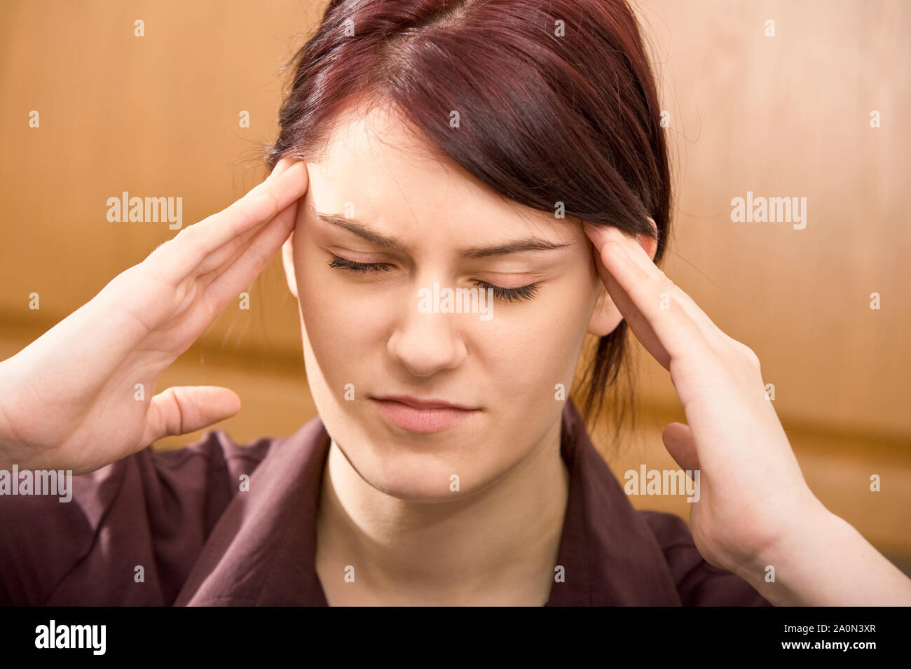 Junge Frau mit Kopfschmerzen - Stress, Depression Stockfoto