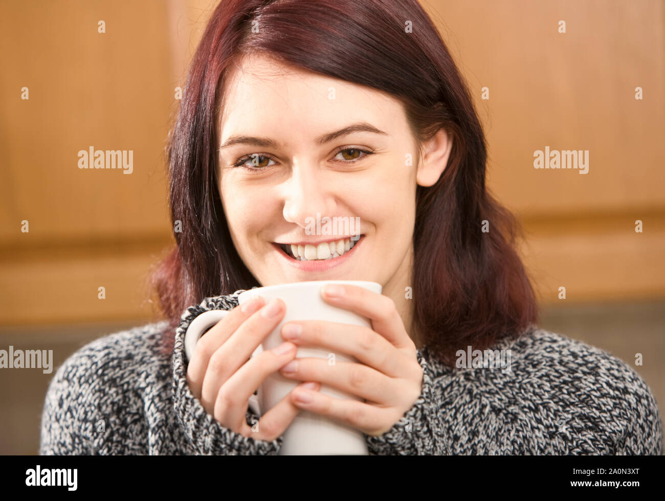 Junge Frau Kaffee trinken Stockfoto