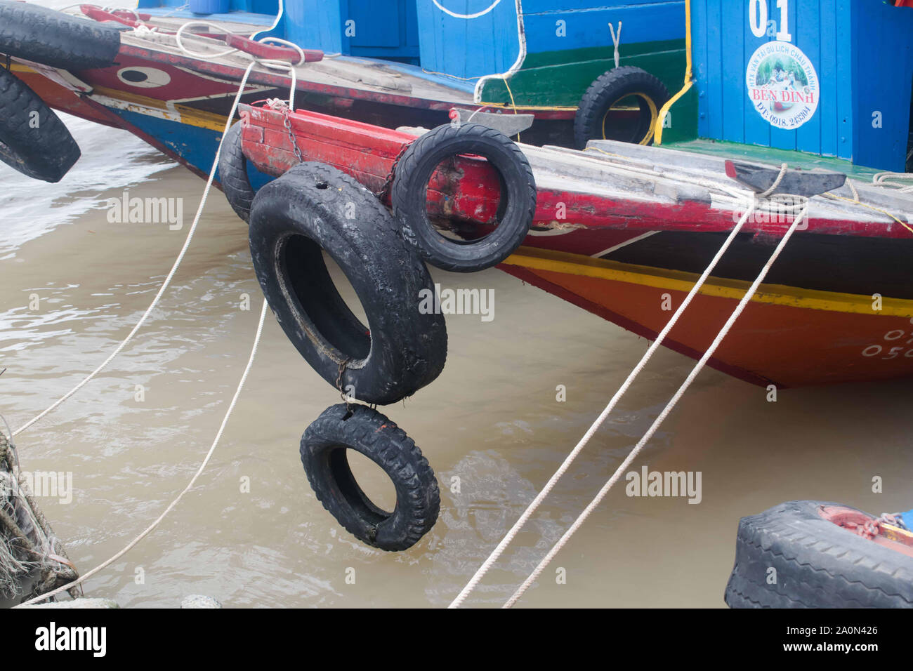 Juli 18, 2019 - MEKONG DELTA, VIETNAM: gummirad am vorderen Ende ein Boot, das am Ufer des Mekong Delta Fluss geparkt ist. Stockfoto