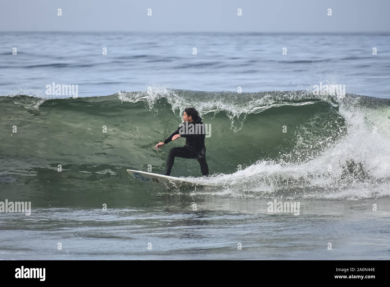 Surfer reitet ein Beach Break Welle an der Küste von Nordkalifornien Stockfoto