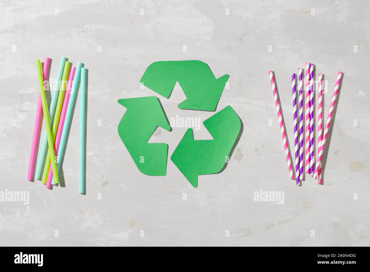 Papier, Stroh für Trinkwasser nur sagen 'Nein' aus Kunststoff, klein und leicht und wie so oft Recycling entziehen Stockfoto