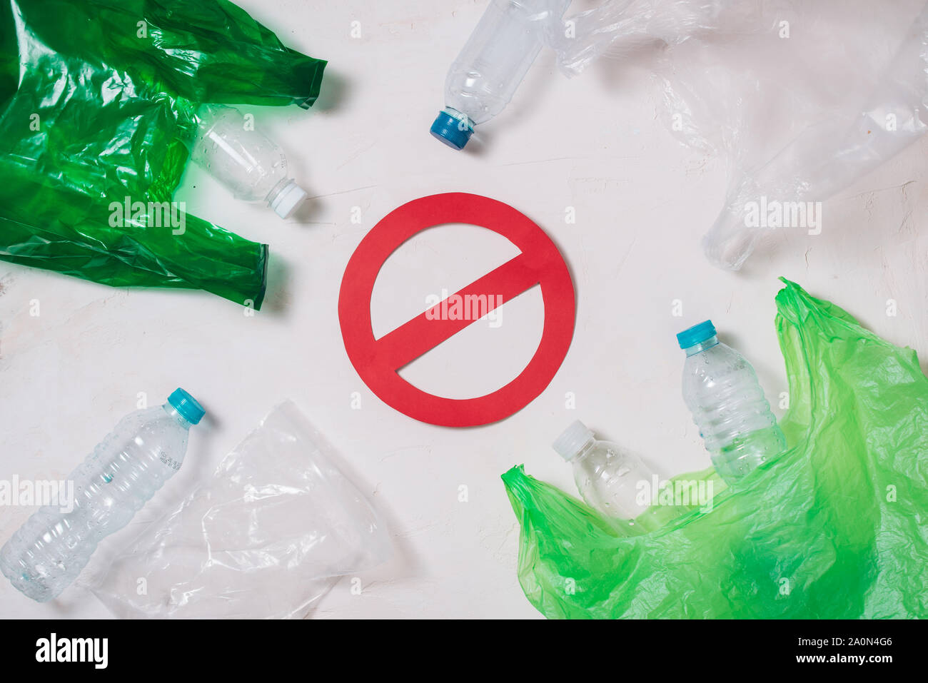 Kein Kunststoff Recycling Konzept, Kunststoff Flaschen stapeln auf weißem Hintergrund zu recyceln Stockfoto