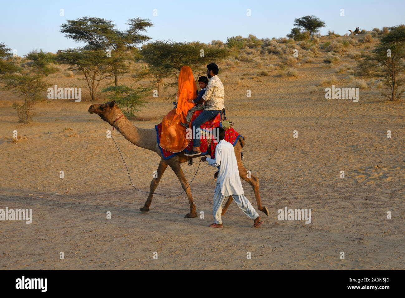 JAISALMER, Rajasthan, Indien, November 2018, Touristische enoying Kamelreiten bei SAM Dunes Stockfoto