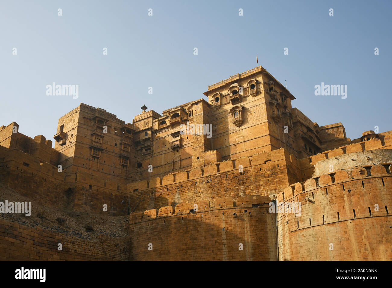 Mauern der Festung und Sichtfenster in Wänden auf Golden Fort in Jaisalmer, Rajasthan, Indien geschnitzt Stockfoto