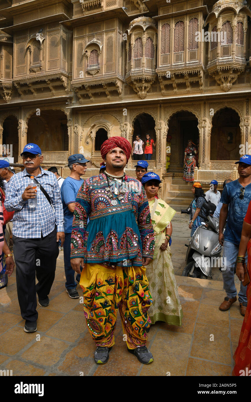 JAISALMER, Rajasthan, Indien, November 2018 Tourist in traditionellen Rajasthani Turban und Kostüm in der Nähe von kothari Patwon ki Haveli Stockfoto