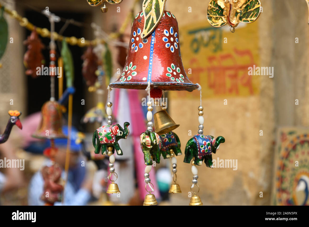 Traditionelle Kunst und Handwerk Umhang in der Nähe von kothari Patwon ki Haveli, Jaisalmer, Rajasthan, Indien Stockfoto