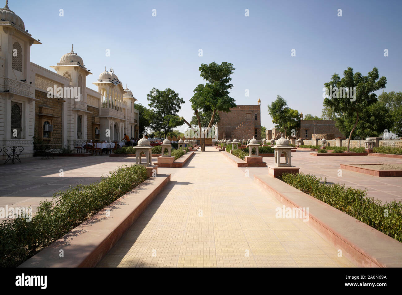 POKHARAN, Rajasthan, Indien, November 2018, Touristische an modernes Hotel im traditionellen Stil erbaut mit einheimischen Steinen Stockfoto
