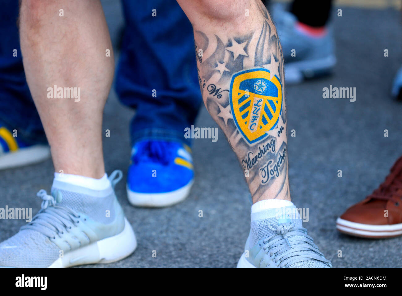 Ein Leeds United Fan mit einer Tätowierung vor der Sky Bet Championship Match an der Elland Road, Leeds. Stockfoto