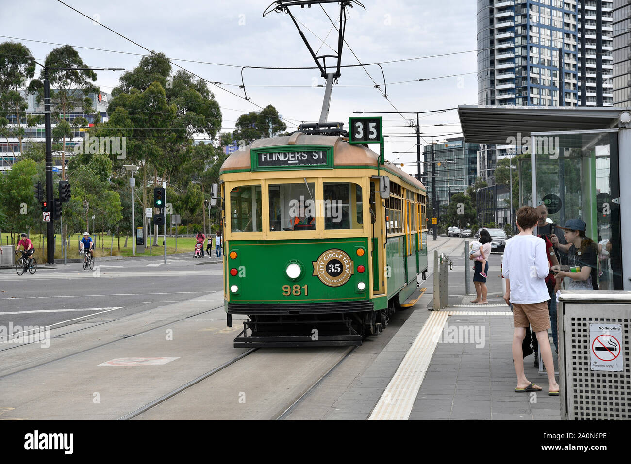 MELBOURNE, AUSTRALIEN, April 2019, Personen im City Circle Tram Route 35 Stockfoto