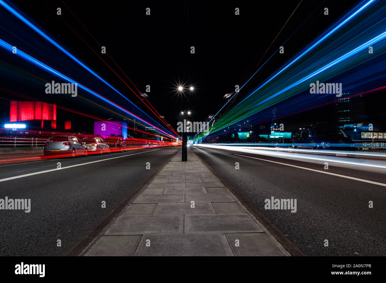 Leichte Wanderwege des Verkehrs auf der Waterloo Bridge bei Nacht, London Stockfoto