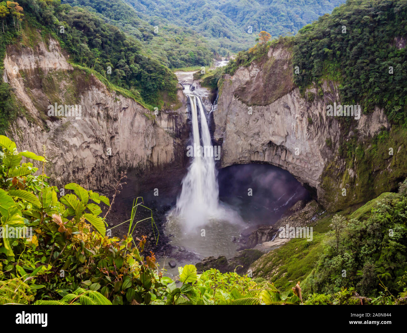 Majestic San Rafael Wasserfälle in den üppigen Regenwald des ecuadorianischen Amazonas Stockfoto