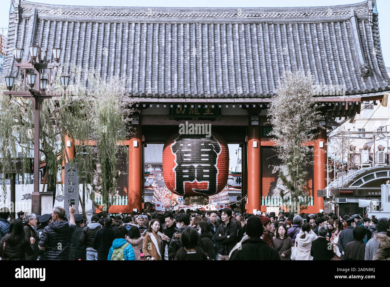 Masse der Leute an den berühmten Sehenswürdigkeiten Ort reisen, Sensoji-Tempel in Asakusa Kaminarimon Präfektur, Tokio Stockfoto