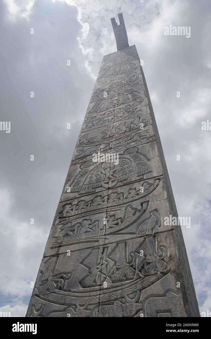 Juli 19, 2019 - Kambodscha und Vietnam: Hohe steinerne Monument an der Vietnam Einwanderung an der Grenze zu Kambodscha und Vietnam. Stockfoto