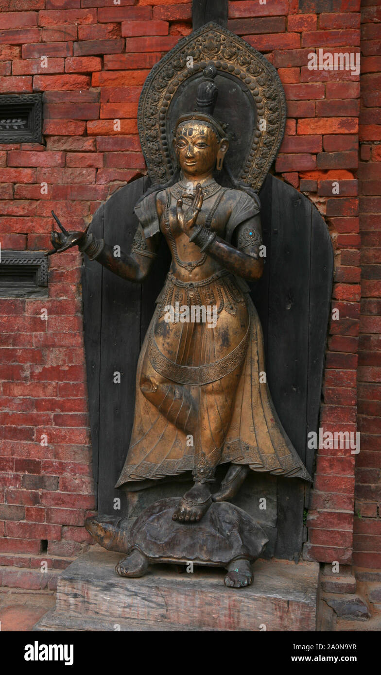 KATHMANDU, Nepal. 23. September 2008: Patan Durbar Square, Mul Chowk, Fluss Göttin Yamuna, stehend auf einem Makura mythischen Schildkröte Stockfoto