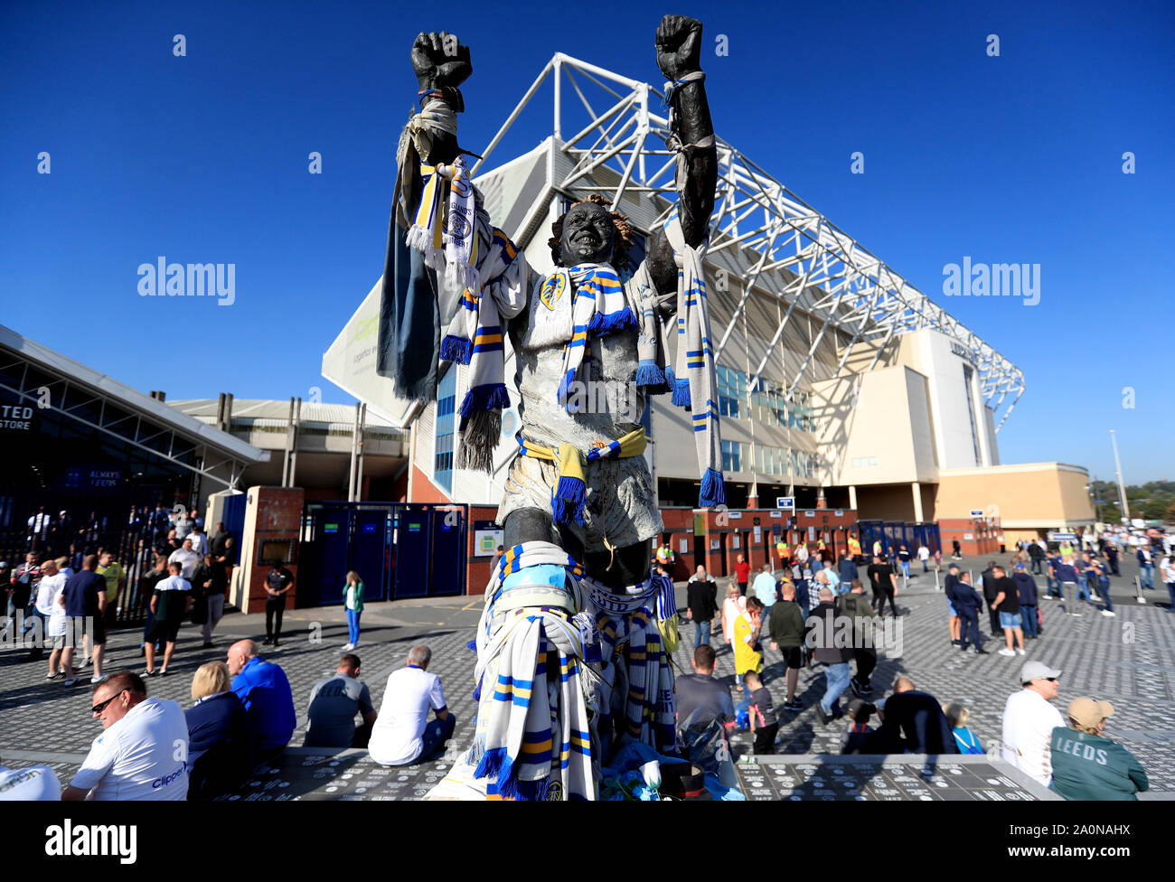 Eine allgemeine Ansicht der Billy Bremner Statue außerhalb des Stadions vor der Sky Bet Championship Match an der Elland Road, Leeds. Stockfoto